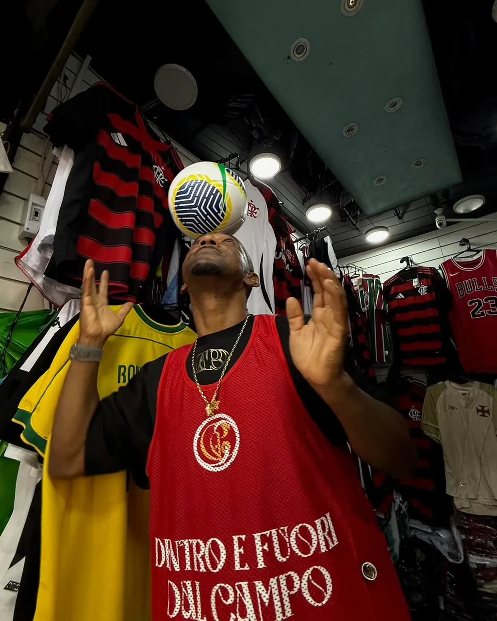 Capo: dominando el balón con la camiseta Dentro e fuori dal campo