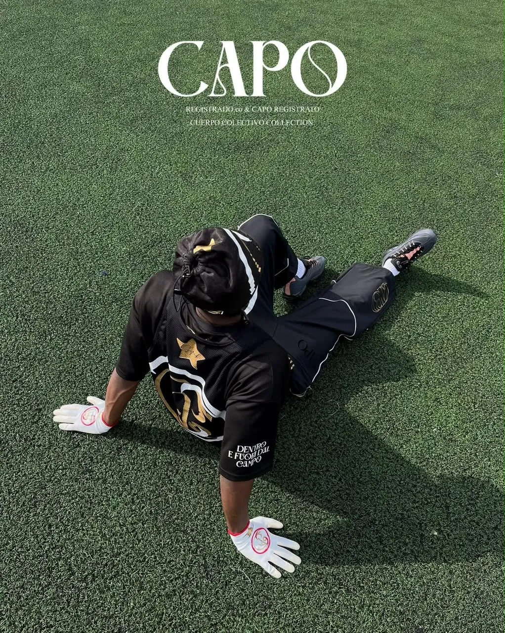 Capo: modelo sobre césped sintético