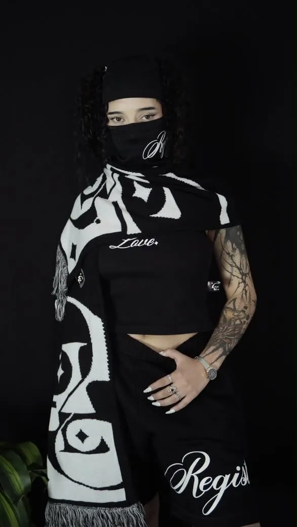 Love for all creative people: bufanda tejida en blanco y negro