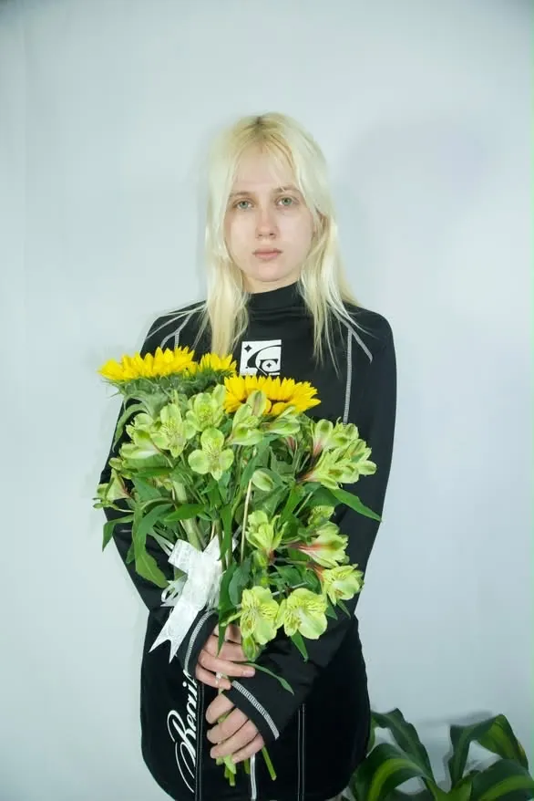 Love for all creative people: modelo con flores amarillas