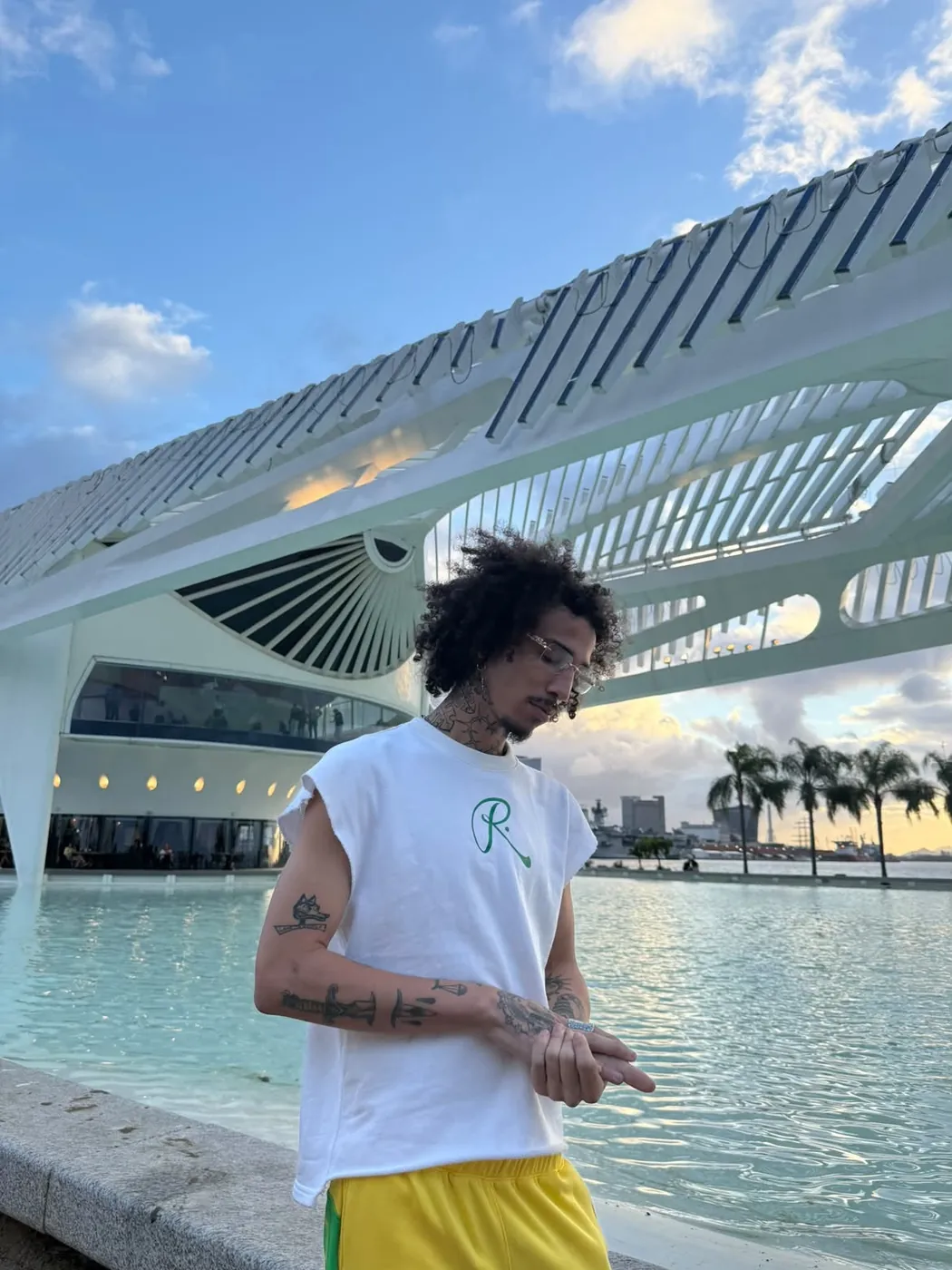 Worldwide: camiseta R frente al agua en Rio de Janeiro