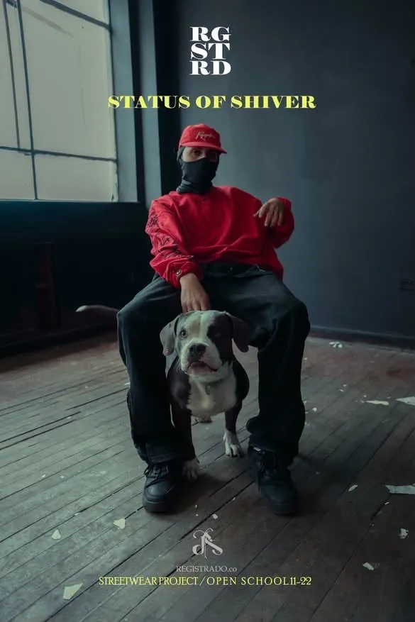 Status of Shiver: modelo en rojo con un pitbull
